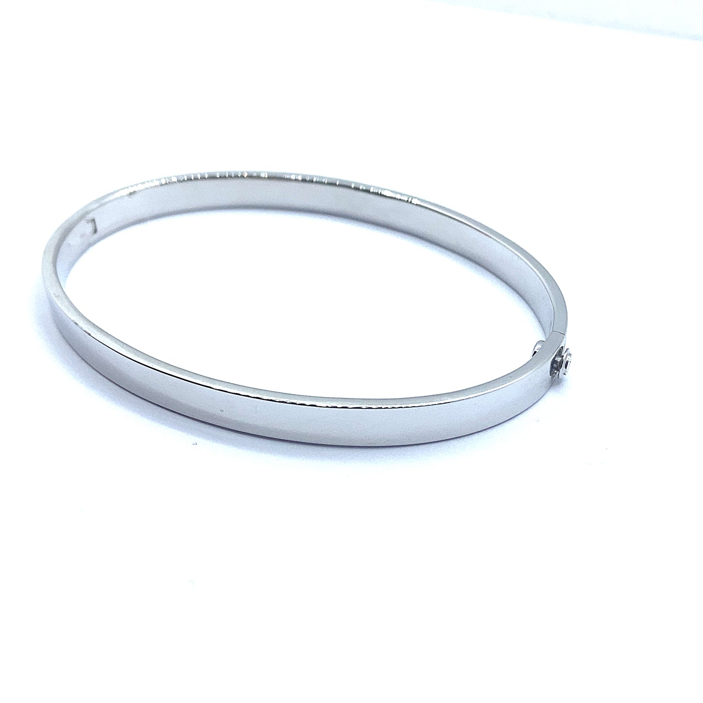 18ct White Gold Oval Hinged Bangle