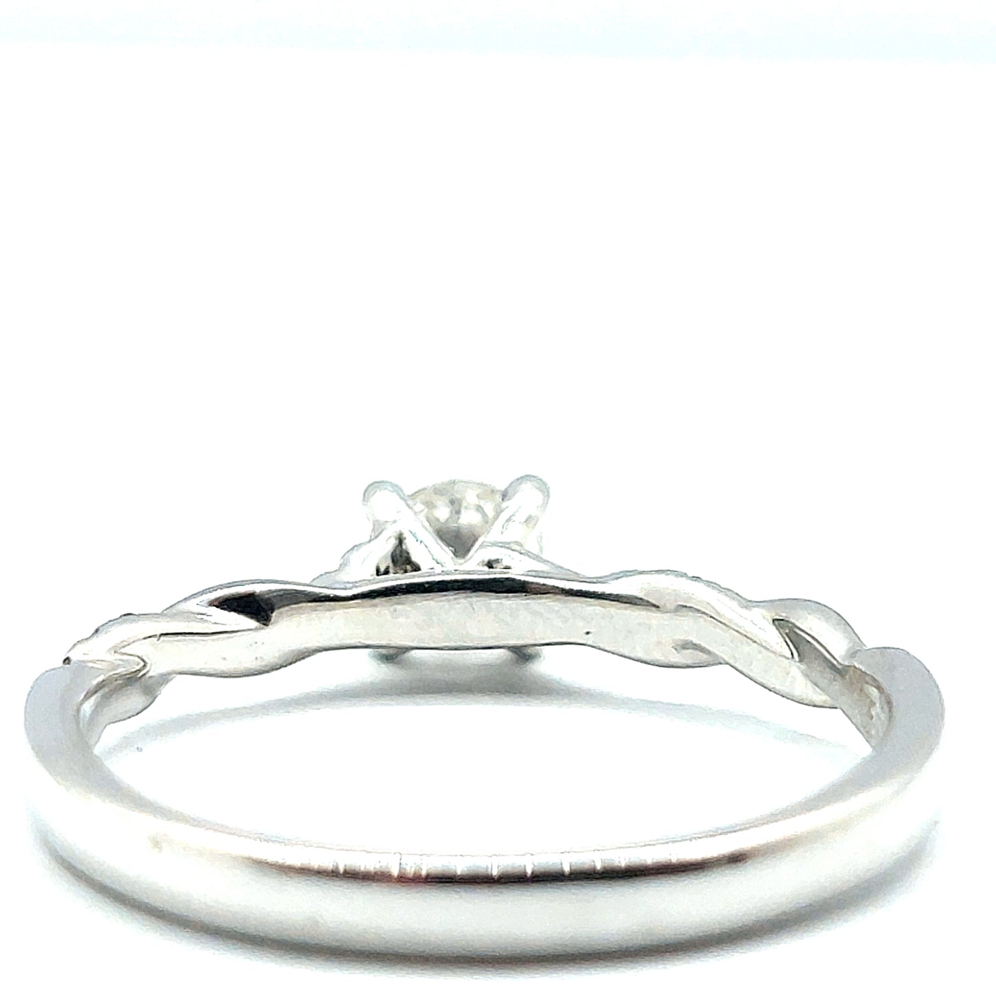 Round Brilliant Ring With Twisted Diamond and White Gold Shoulders